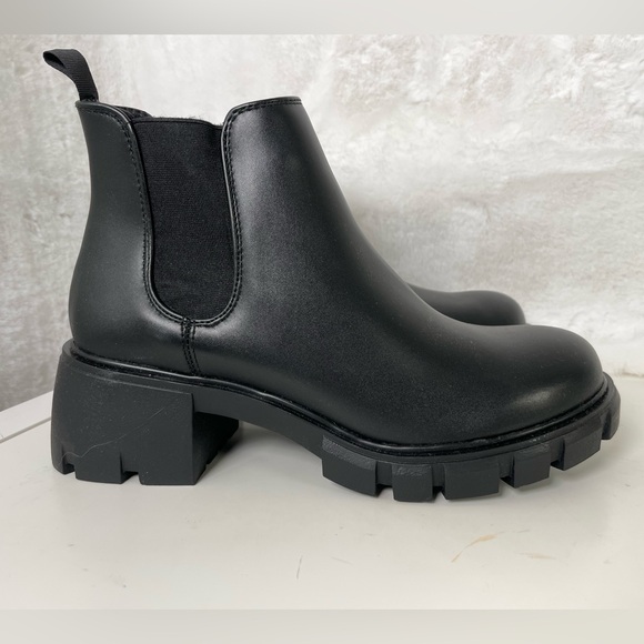 Steve Madden Shoes - Steve Madden Howler Chelsea Lug Black Leather Boot Size 9 Chunky Y2K